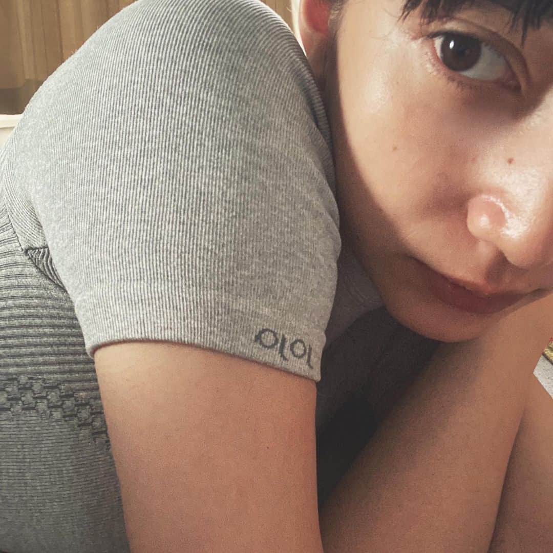 高瀬真奈さんのインスタグラム写真 - (高瀬真奈Instagram)「変わらず何かを続けること 年々難しくなるーー。  例えば 大切な人たちとの関係を保つこと 趣味や体づくりを ルーティンにすること 同じ仕事を続けること 同じ場所に住み続けること 部屋をきれいに保つこと 前に進む気持ちでいないと、保てない！  興味のある物事も、アンテナを張って自分から情報を受け取りに行かないと、気がついた時には、後退している。。  新しい物事に目移りしていくのは意外と簡単なことかも？ 続けることこそ 成長していけるキッカケかー  飽き性であれこれやってきたから、最近は小さなルーティンを作って。無理しなくていいように 効率的に、ある程度雑にでも 続けることを大事に！  ヨガ、ストレッチ サボらず頑張ります🧖🏻‍♀️  Just do it!!!」8月26日 19時43分 - manatakase_