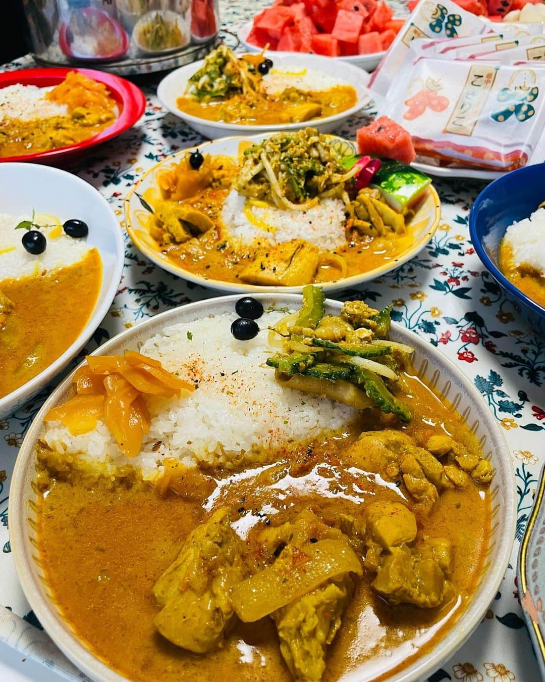 一条もんこのインスタグラム：「この土日は4部フルでプレミアムチキンカレーのレッスンです。 剥いだ鶏皮はカレー粉で臭みなく美味しいおかずに♪ #料理教室#SpiceLife#渋谷#カレー教室#チキンカレー#プレミアムチキンカレー#鶏皮とゴーヤのカレー炒め#レモンの香りご飯#スパイスカレー#創作料理#カレー#curry#スパイス#スパイス料理#おうちごはん#カレー教室#現在満席です#差し入れありがとうございます#祭りです#一条もんこ」