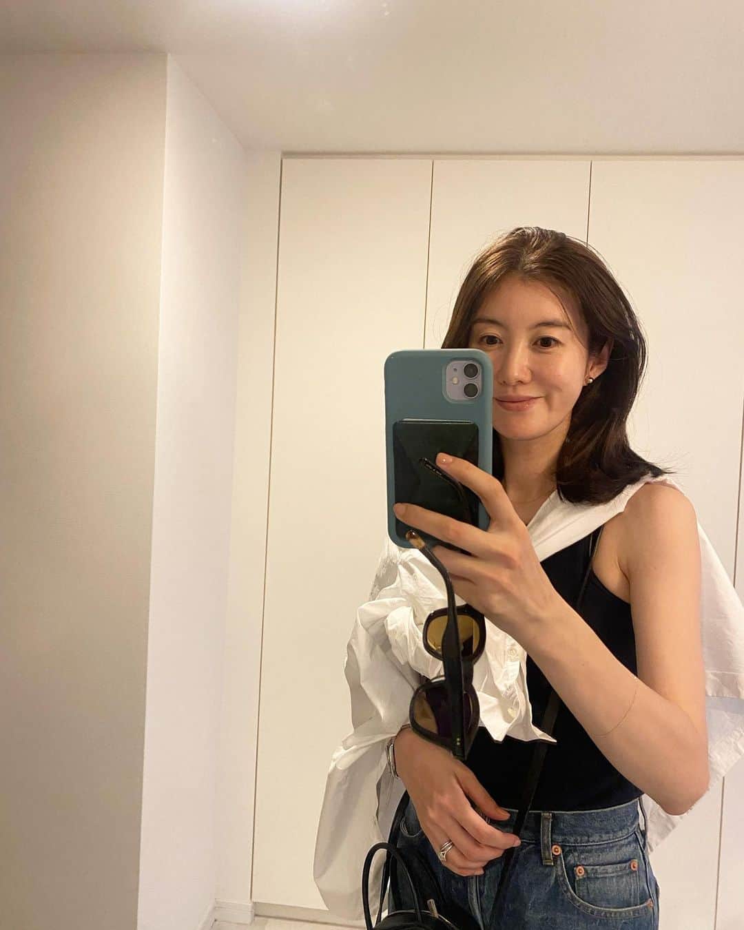 ともさかりえのインスタグラム：「⁡ 結構短くなった💇‍♀️ 2〜3センチは切ったかな。今は少し短めで軽めが気分。重さは残しつつ軽さも出したい。(←どっちなの) @abbey_matsunaga_official  ⁡ #お洋服全部 @myweakness_official  #サングラス @blanc_official #よく質問をいただくスマホは #適当に買ってるシリコンケースに #moftのスマホスタンドを貼ってるの」