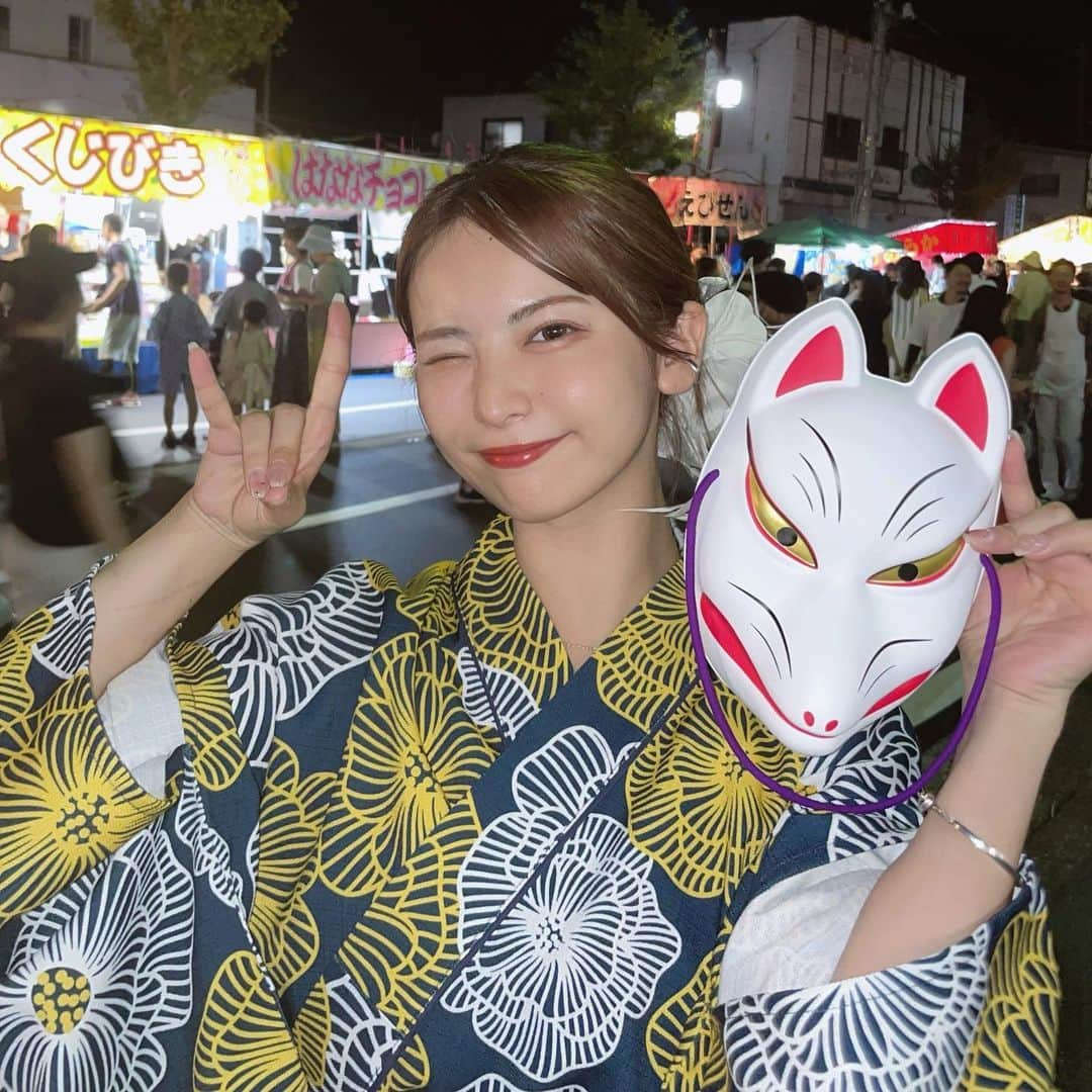 木下ひなこさんのインスタグラム写真 - (木下ひなこInstagram)「念願の新庄まつり👘💕  てんちゃんの実家へ帰省していました✨ 初めて 新庄まつりに行けて 豪華な山車行列を見られて圧巻だったなぁ🔥  美味しいものを食べて 自然を感じて あたたかい家族や友達と過ごせて 最高に楽しい帰省でした👏👏  お祭りに浴衣を着て行くなんて 何年振りだったかな🥹  この浴衣 キャミワンピに甚平みたいなのを羽織って 簡単なやわらかい帯を結ぶと 1人で3分で着られちゃう簡単可愛いアイテムで最高だった🥹💕  学生の頃日本舞踊を少ししていたから 自分でも着付けられるんだけど 上手ではないから着崩れちゃうのがいつも不安で この浴衣は着崩れないし ワンピだから歩きやすくて本当よかった💕  来年もこのタイプの浴衣を着るぞーっ👏👏  ((もう東京帰ってきてますが 何日か山形投稿続きます🫶))  #浴衣#浴衣ヘアアレンジ#浴衣アレンジ#簡単浴衣#祭り#祭#夏祭り#新庄#新庄まつり#山形#山形観光#ヘアアレンジ#帰省」8月26日 21時05分 - hinako_0525