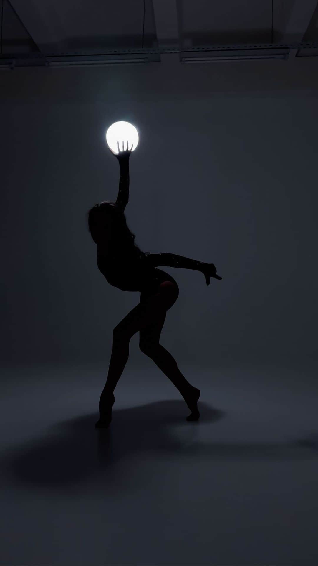 エカテリーナ・セレズネワのインスタグラム：「Сияем вместе с @ignispixel ✨ Ребята первые, кто создал светящиеся предметы для художественной гимнастики. Помогут украсить любой показательный номер или гала концерт!💥」