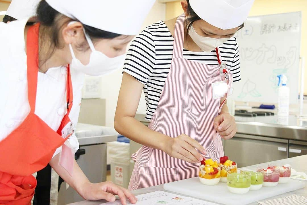 神戸製菓専門学校（公式）さんのインスタグラム写真 - (神戸製菓専門学校（公式）Instagram)「🌻夏休み最終週のオープンキャンパスでした🌻  8月最後の洋菓子体験は3種類のパンナコッタ💓  有名ホテルでパティシエとして経験を積まれた お菓子専科(夜1年制)副学科長の松長先生から 相性の良い材料の組み合わせや、 お洒落な飾り方などたくさんのことを教わりました🎵  桃、シャインマスカット、マンゴー それぞれ1つのカップの中にもいろんな味わいと テクニックが詰まっています✨😮  今日ご参加いただいた皆さん、 ぜひお家でも火加減などに気をつけながら チャレンジしてみてくださいね✨😁  ------------------------------------------ さて、9月以降もいろんなメニューやテーマで オープンキャンパスを開催します❗️  ぜひ夏休み来てくださった方も、初めての方も 皆様お待ちしております！🤗  ◾️9/2(土) 13:00-16:30 マンゴータルト🥭  ◾️9/16(土) 13:00-16:30 ブルーベリー食パン🍞  ◾️9/23(土・祝)13:00-16:30 シャインマスカットタルト🍇  ◾️9/24(日)13:00-16:30 ベーコンエピ🥓  予約はプロフィールURLや更新LINEから‼️  #神戸製菓 #神戸製菓専門学校 #神戸製菓専門学校oc #オープンキャンパス #パンナコッタ #フルーツパンナコッタ #スイーツ #お菓子作り #夏スイーツ #パティシエ #製菓 #製菓専門学校 #製菓学校 #実習 #神戸 #三ノ宮 #pattistagram2023」8月26日 19時50分 - kobeseika_info