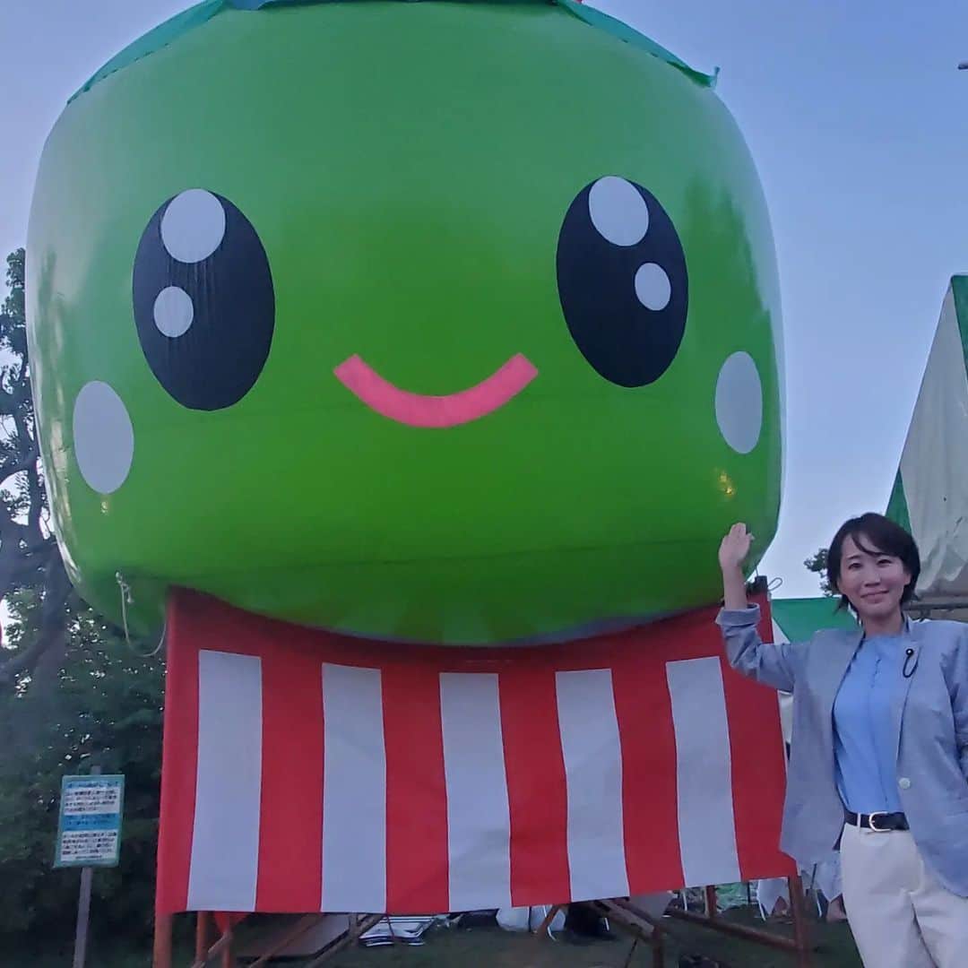 水野友貴のインスタグラム：「夏の風物詩「かっぱまつり」！ たくさんの友人に会えました✨ さとっぴの太鼓、スゴイね❗ あびかちゃんとうなきちさんに挟まれてご挨拶できて大変嬉しかったです。 四小で踊った「かっぱ音頭」、私が40歳になった今でも受け継がれていて、後世にこのお祭りとかっぱ音頭が続きますように、とお話させていただきました☺️  #かっぱまつり #カッパ音頭 #かっぱ音頭 #かっぱ祭り #手賀沼公園」
