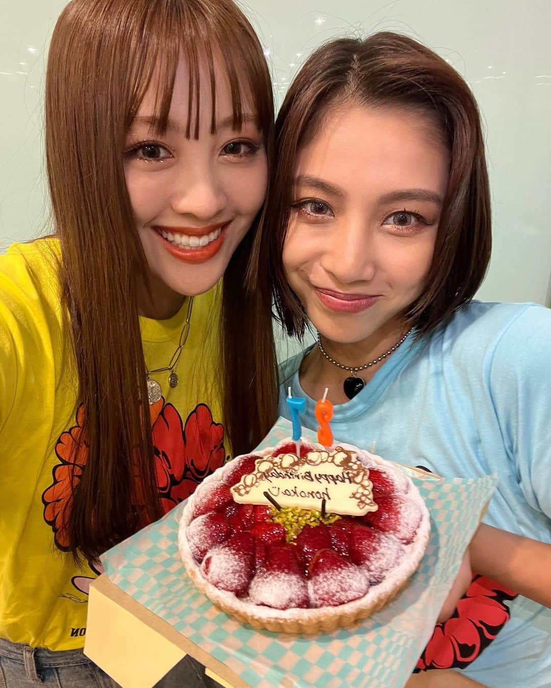 moca さんのインスタグラム写真 - (moca Instagram)「今日はほのかちゃんのお誕生日！！ 祝！27歳！おめでとう🥺  今年もハッピー、ラッキー、ラブ、スマイルな 一年にしようね🫶🏻」8月26日 19時51分 - moca_lol