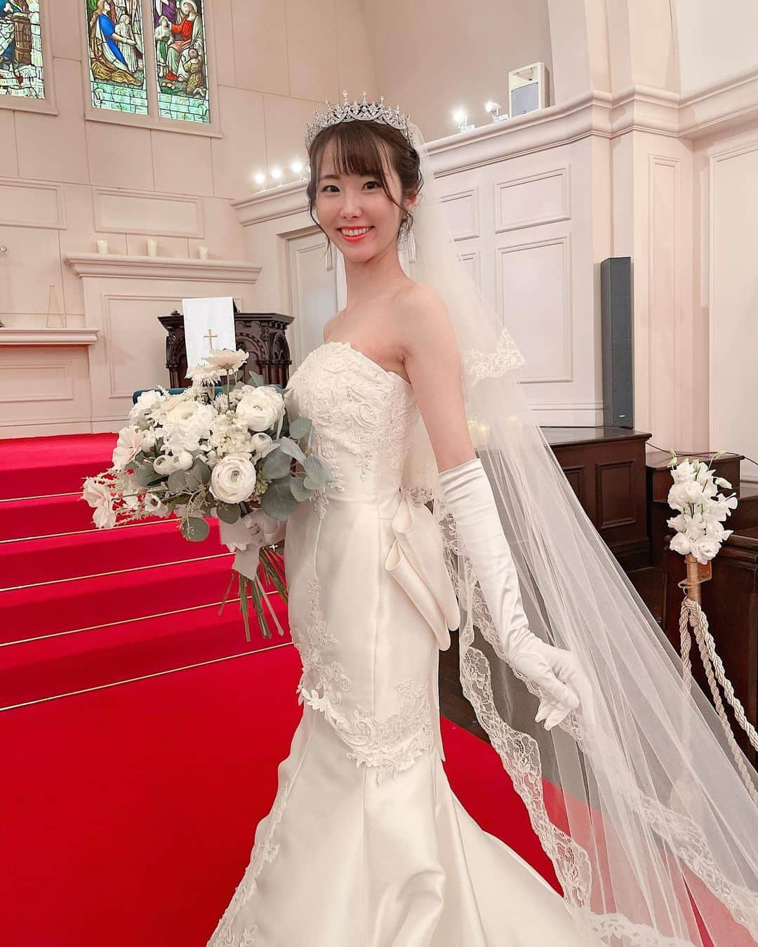 湊月莉子のインスタグラム：「新しい式場さまでのお仕事に、終始気分がルンルンでした💝ロイヤルホール横浜さま、とっても素敵なチャペルとドレスで惚れ惚れしちゃいました(*´◒`*)式場を検討中の方にはものすっっごくオススメです！一度ぜひブライダルフェアにいらしてみてください💐✨#ロイヤルホールヨコハマ #関内 #日本大通り #ホテルウェディング #チャペルウェディング #教会ウェディング #yokohama #横浜ウェディング #結婚式場 #ドレス迷子の花嫁さんを救いたい #プレ花嫁さんと繋がりたい #モデルさんと繋がりたい #美男美女と繋がりたい #weddingdress #ウェディングモデル #ステンドグラス」