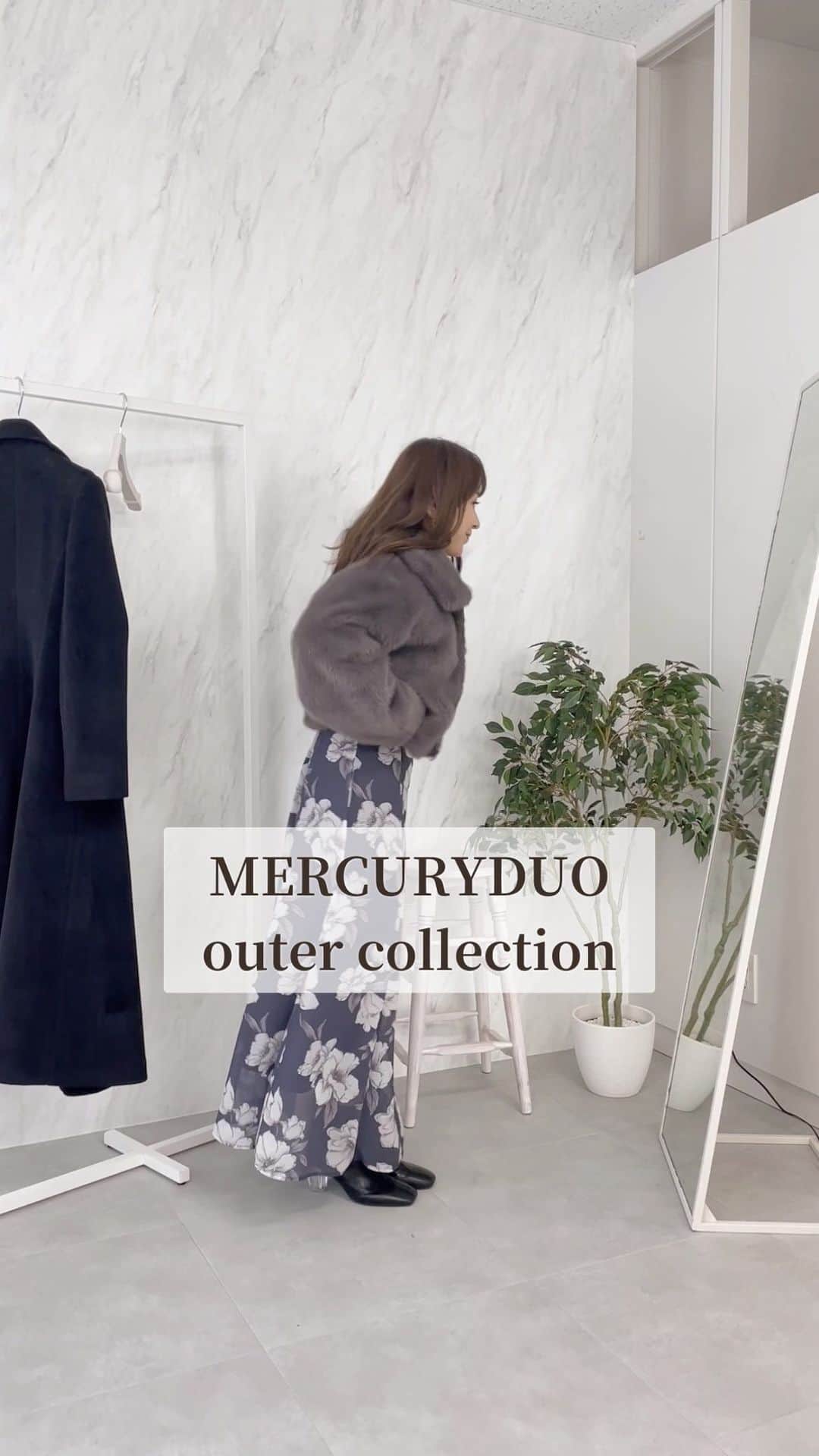MERCURYDUOのインスタグラム：「アウター予約🔥ポイント10倍＆送料無料キャンペーン中‼️ . . アウターゲットがお得すぎるこの期間！ みなさま今年のマーキュリーのアウターのチェックは お済みですか？🥺❤️ 中でも私のイチオシのアウターを ピックアップしたのでぜひチェックを💞 .  . また、フォロワーさん限定クーポン【MS_04303】 利用で更に１０％オフになりますので @mercuryduo_kaho  プロフィールリンクからぜひお買い物をお楽しみください🥰 . . .  .  . 𓂃𓂃𓂃𓂃𓂃𓂃𓂃𓂃𓂃𓂃 #マーキュリーデュオ #mercuryduo #大人フェミニン　#あざと可愛い #デートコーデ　#モノトーン　#骨格ウェーブ　#骨格ナチュラル　#ママコーデ　#低身長女子　#冬コート #アウター　#シンデレラコート　#ロングコート　#スタッフコーデ　#ファーコート #低身長ファッション　#小柄女子　#おちびコーデ#ダウンコート　#前髪なし　#オン眉　#巻き髪　#着回しリール」