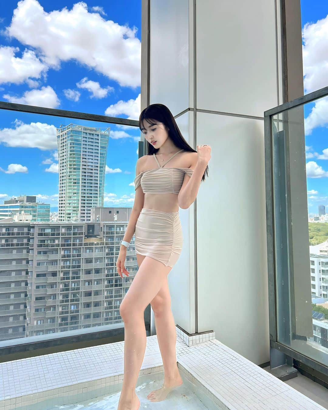 中野優香のインスタグラム：「水着は @shein_japan   後2キロ絞りたいなぁ🫠  ちなみに今の体重は51キロ🫣  #oyu_rooftop#soak_jpn#oyuterrace#ミヤシタパーク#宮下パーク#渋谷#プール#パーソナルトレーナー#女性専門ジム#女性専門パーソナルトレーナー」