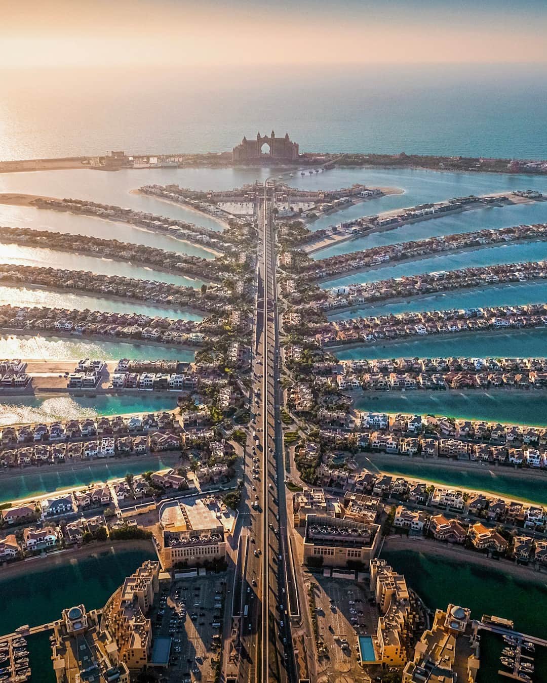 エミレーツ航空さんのインスタグラム写真 - (エミレーツ航空Instagram)「There's nothing else on earth quite like Dubai's Palm Jumeirah - a man-made masterpiece! ✨🌴  📷 @Khevsjass」8月26日 20時00分 - emirates