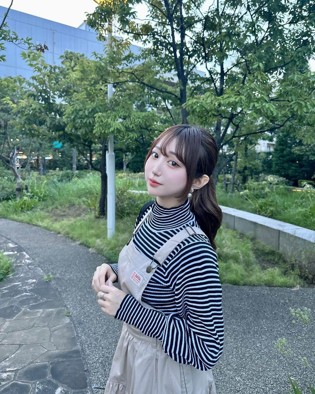 Ayanaのインスタグラム：「overalls onepiece🦓🍨 ⁡ アウトドアでも可愛くいたいワンピース💛 サロペットワンピースとしてもスカート単体でも使える2wayなのが便利で嬉しいアイテム、、、😵‍💫🫶🏻 ⁡ みんなはインドア派？アウトドア派？🏸 コメントで教えてね～♡♡! ⁡ overalls : @classicalelf_official beige / M tops : #GRL ⁡ ⁡ #プチプラ #プチプラコーデ #秋服 #クラシカルエルフ #classicalelf #エルフコーデ #タイアップ #uniqlo #gu #zara #ユニクロ #ジーユー #ザラ #zozo #zozotown #zozo購入品 #zozotown購入品 #サロペット #ジャンパースカート #ジャンスカ」