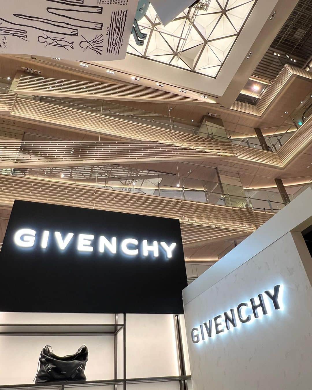 よしあきさんのインスタグラム写真 - (よしあきInstagram)「GIVENCHY GINZA SIX opening🍾✨ 🖤🖤 #GIVENCHYGSIX」8月26日 20時06分 - yooshiakiii