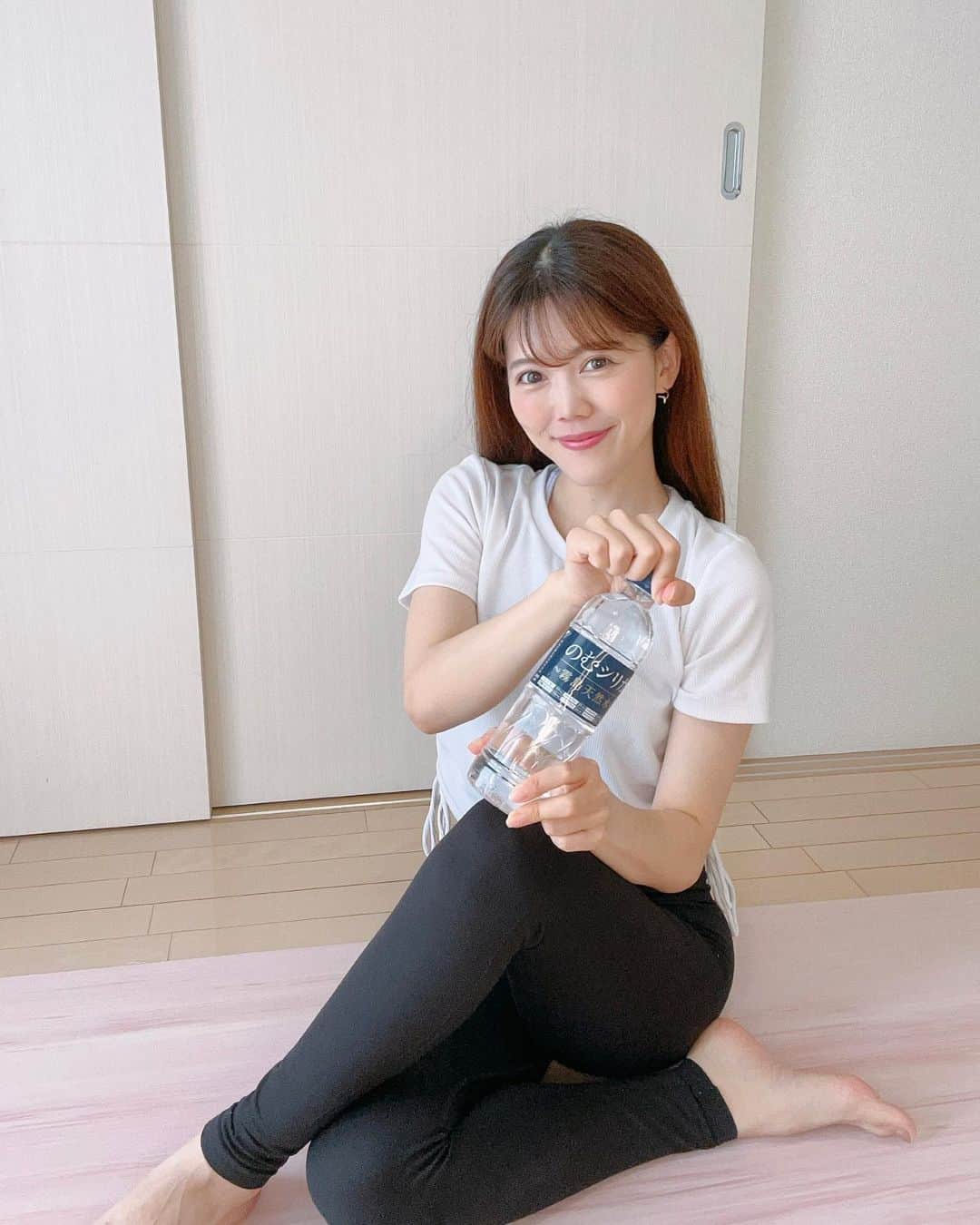 上坂由莉のインスタグラム：「安定の、のむシリカ💧 なんだかんだ4年ほどシリカ水はこれ一択です🫧 ⁡ ⁡ 中硬水やけど軟水みたいやから、運動時でも飲みやすい！ そんなのむシリカはここ数年で人気爆発‼️ 2017年4月12日〜2023年7月31日の間に あっという間に売上が1億本を突破したそうです☝️ ⁡ ⁡ ラベルの成分もチェックしてみてね🌟 人工的に添加していないのお水なんです🌱‧˚ ⁡ ⁡ シリカの含有量もたっぷりなので、 体すっきり！お肌の調子もいい気がするな🩵 ⁡ ⁡ 8/1〜9/30まで定期購入の特典で 20%OFFのキャンペーンもやってるみたいです🎟️ @nomusilica_official ⁡ ⁡ #のむシリカ #シリカ #シリカ水 #トレーニング #ヨガ #トレ女 #スポーツウェア #美容 #健康 #ウェルネス #ヘルシーライフ #京都ヨガ #ヨガ講師 #ヨガインストラクター #yoga #yogateacher #yogawear #supported」