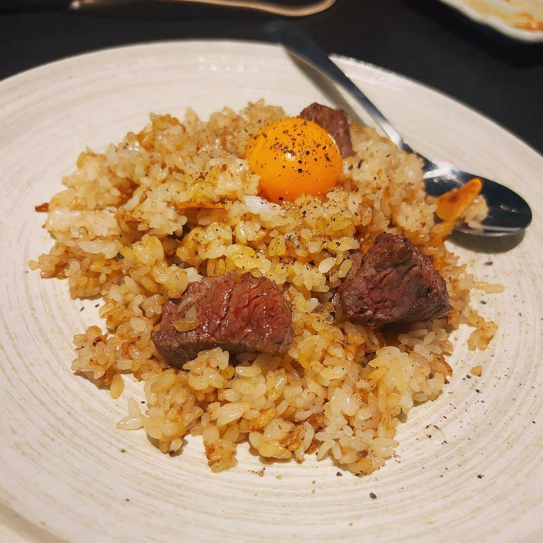 美沙玲奈さんのインスタグラム写真 - (美沙玲奈Instagram)「𓂃꙳⋆ ˖ . ( @kappe_diningtable )さん 8月にオープンしたばかりで熊本出身の料理長が営むアットホームで元気になる素敵なお店🫶 . 熊本直送の新鮮な馬刺し・あか牛が食べれるなんて‥しかもリーズナブル🥹✨九州出身としては幸せの極みです❤️‍🔥 . どれも美味しいけれど特にこの鉄板で作る、あか牛のガーリック炒飯は最高すぎて2皿いきました💪🧄 . デザートでかき氷を頼むと、自分で作れる+店員さんのかけ声がハツラツで面白く楽しいです🍧😆 友達連れてまた行きます♪ . . #世田谷グルメ #経堂 #すずらん通り #kappe #熊本直送 #馬刺し #あか牛 #ガーリックライス #最高に美味しい」8月26日 20時07分 - rei777_official