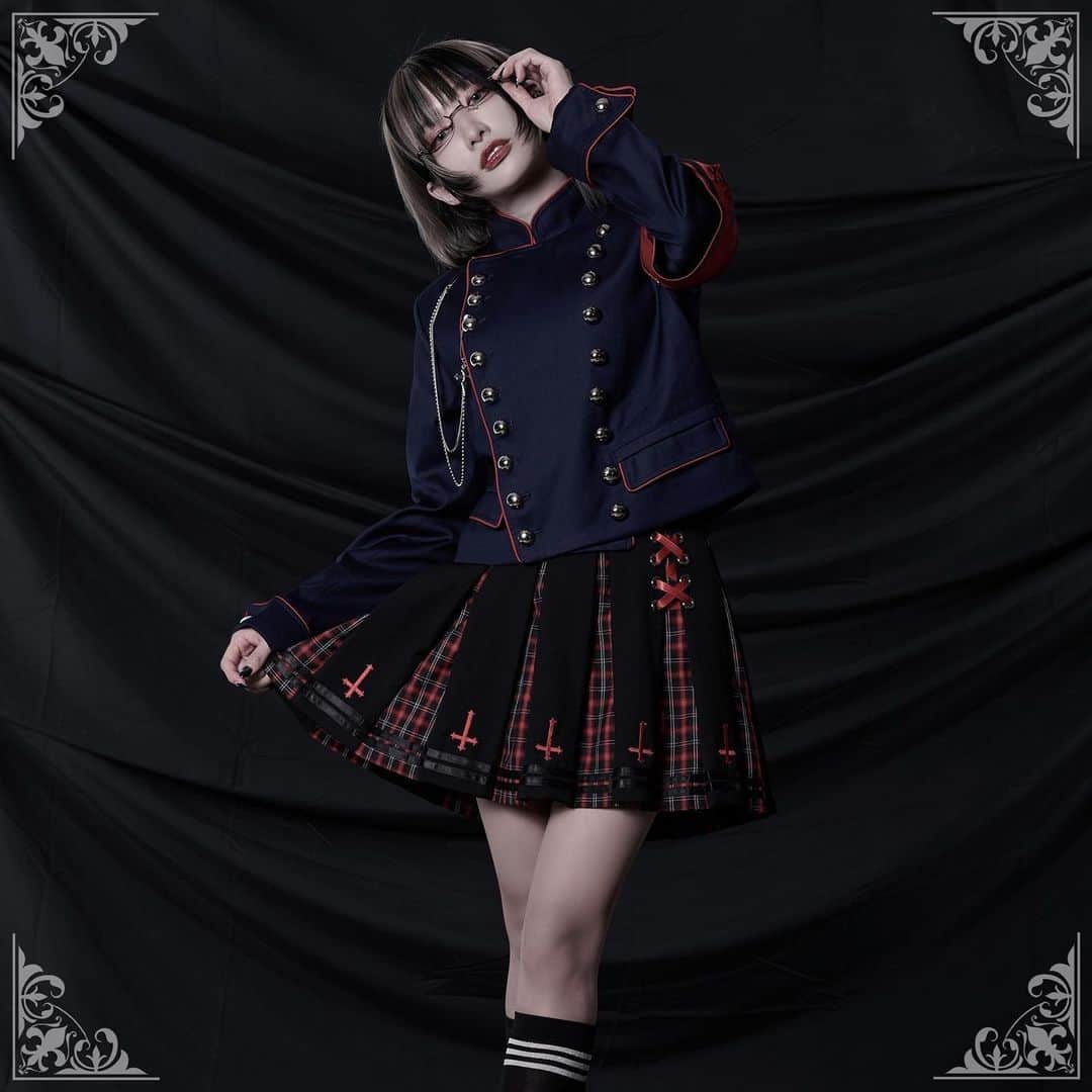 椎名ひかり（ひかりん）のインスタグラム：「魔界学園ナポレオンジャケット †9月8日から販売開死†  Grrr the Lipper初の購入イベント😈 inアクロトーキョー。  開催日:9月17日(日) 時間:13:00〜  ★ブランドディレクター椎名ひかり来店イベント開催★  ＜イベント内容＞ Grrr the Lipper全商品のうち1点以上購入で がるる新作のナポレオンジャケット着用の椎名ひかりちゃんと2ショット写メが撮れちゃう！ 【条件∶1会計毎】  さらに！ 購入特典として、Grrr the Lipper商品購入毎に撮影アザーカットランダムチェキ(全4種)プレゼント！ ※飛ばないでね。staff Tシャツは対象外となります。  他にも色々あるから9月17日ぴ様と戯れよう魔ってるね！！♆(⃔*`꒳´*魔)⃕↝  #grrrthelipper #ガルル　#椎名ひかり」