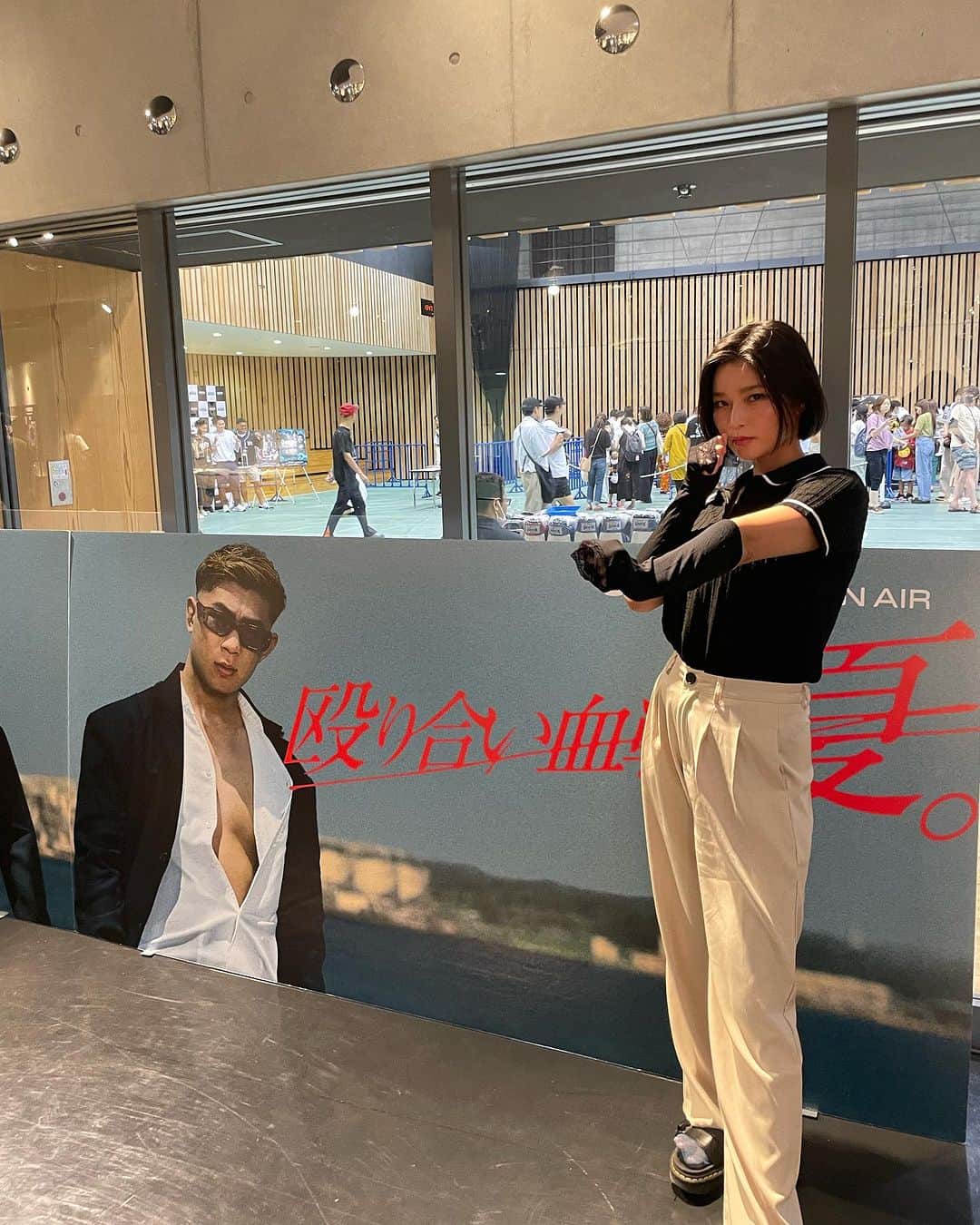 のインスタグラム：「久々の #RISE 観戦させていだたきましたー！✨ オープンフィンガーグローブ血戦、会場の熱気が凄まじかったです。 ダウンの取り合いで熱くなって私も拳を握ってしまいました。🔥🥊  やっぱり、応援して熱くなれる会場って最高〜！！  よくわからないポーズを決めている私、載せておきます。 @rintakahashi0809 りりぃもラウンドガールお疲れ様❤️」