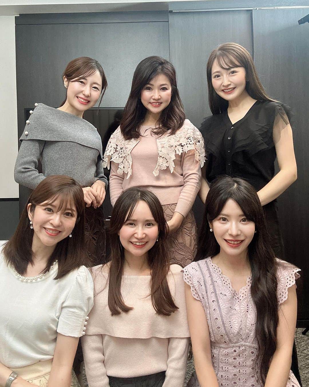 Maya Shiraiのインスタグラム：「先日の撮影＆LIVEのメンバー🥰 FEERICHELU matesのキラキラ女子たちは 良い香りまでして楽しく幸せな時間✨  暑い中の秋冬物ロケ撮影💦 ずっと笑顔で頑張ってくれて 有難すぎる🙏🥹💓 長丁場の撮影ありがとうございます  はぁ♡みんな可愛い✨✨  ⁡ ■Designer: @maya.shirai  身長158cm 骨格ウェーブ ブルベ冬 ⁡ ■FEERICHELU Mates @emika_nishimura  身長160cm 骨格ストレート ブルベ夏 ⁡ ◼︎FEERICHELU Mates @sapi_flower  身長155cm 骨格ナチュラル　ブルベ夏 ⁡ ■FEERICHELU Mates @riko_rusk.1010  身長153cm 骨格ウェーブ　ブルベ夏 ⁡ ◼︎FEERICHELU Mates @serimash  身長150cm 骨格ウェーブ　イエベ春 ⁡ ■Press: @miyuco.t  身長158cm 骨格ウェーブ イエベ春  #feerichelu#フェリーシェル #OLコーデ#フェミニンコーデ#大人フェミニン#きれいめ#大人かわいいコーデ#お出掛けコーデ#通勤コーデ#通勤#olコーデ#お仕事コーデ#デートコーデ#大人フェミニン#タイトスカート#レーススカート#レース#コーデ #スカート #スカート」