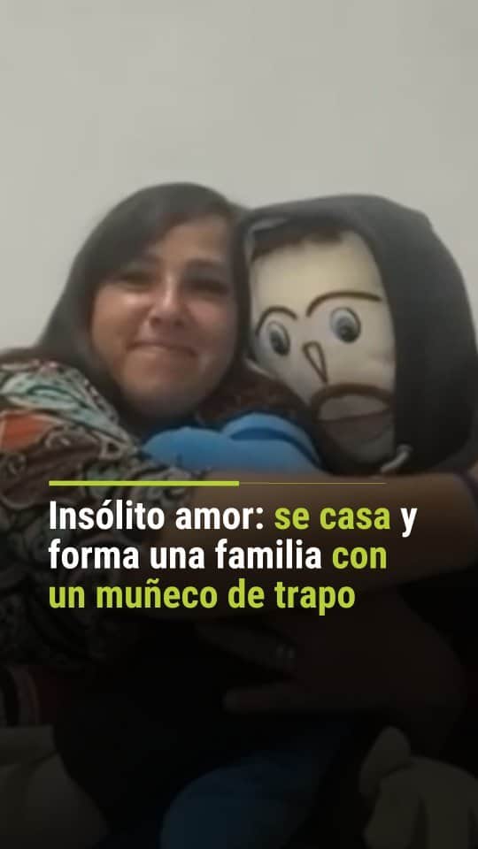 Primer Impactoのインスタグラム：「👨‍👩‍👦 Está casada con un muñeco de trapo, tienen un hijo y dice que ahora esperan una niña: esta es su historia. @jcgutierreztv nos cuenta.  📺 Más en Primer Impacto a las 5pm/ 4C de lunes a viernes por @univision」