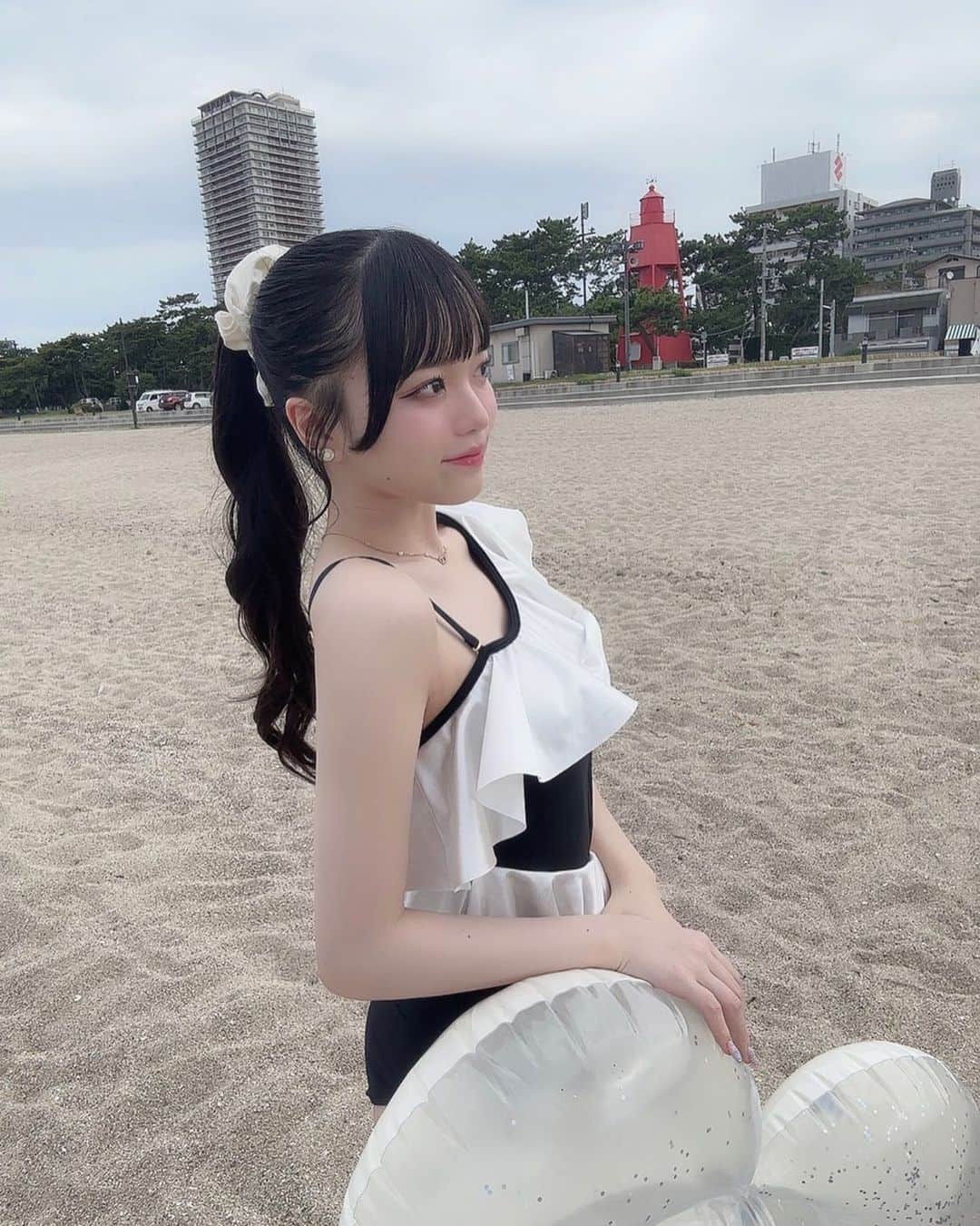 のインスタグラム：「･ ･ 今年もう1回海行きたい…(T . T)🌊 ･ ･ ･ ･ ･ ･  #水着 #水着コーデ #海 #アイドル #idol #黒髪 #黒髪ロング #フレンチガーリー #フレンチガーリーコーデ #ljk #jkブランド #ootd #like4likes #followme #fff」