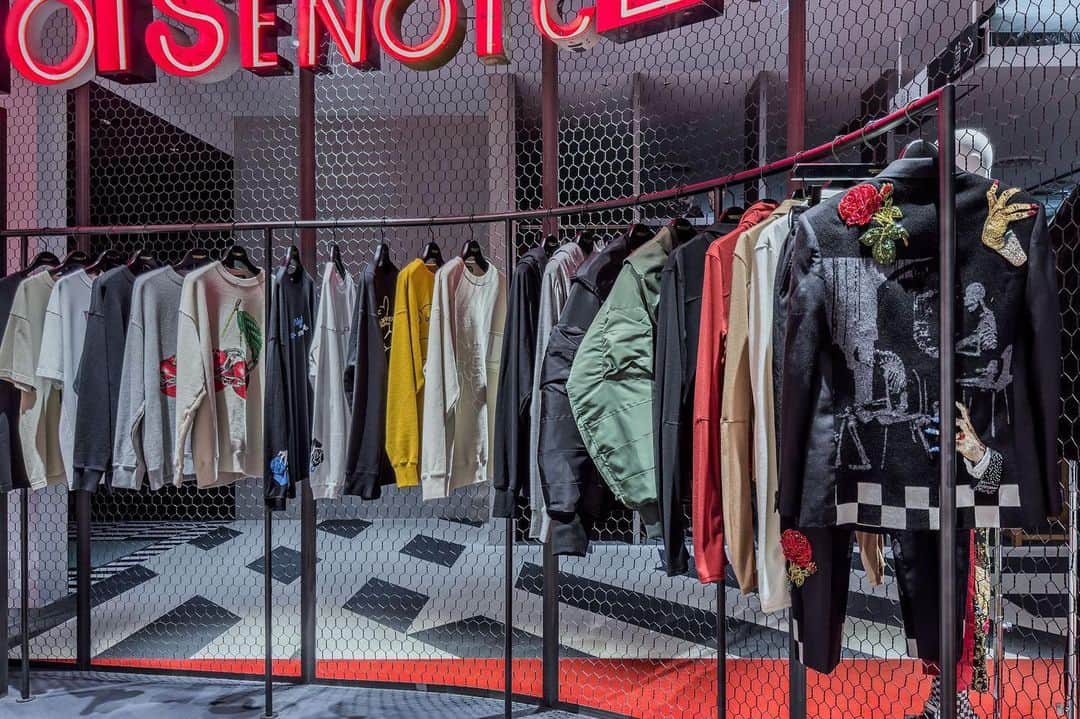 アンダーカバーのインスタグラム：「#UNDERCOVER 2023-24年秋冬ウィメンズコレクションはアンダーカバー各店及び、オンラインストアにて展開がスタートしました。  #UNDERCOVER 2023-24AW women's collection now available at UNDERCOVER shops and store.undercoverism.com.  #アンダーカバー」