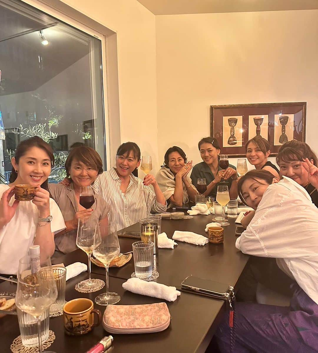 芦田桂子さんのインスタグラム写真 - (芦田桂子Instagram)「今月14日OPENした #とよた真帆 さんのレストラン🍽️  #ロジエ  @rojie_ebisu  オープン祝いにステキ女子達と行ってきました🥂✨  @maho_toyota   お店のあちらこちらに真帆さんお手製DIY #ロジエ の甲板や小物たちがいっぱいでほっこりと落ち着く☺️ 思わず『ただいまー！』と言いたくなるようなアットホームなレストランです🍽️  家庭料理から本格的なプロならではのお料理で すべて美味しかった〜🥰  食後のデザートは昭和感いっぱいのソフトクリームは 優しいお母さんの味🍦 お父さんシェフの手製なんだって✨ 最後のホワイトTeaまでのんびりまったり楽しみました🫖  お店のコンセプトは 1人ご飯でも数人でも毎日のように行ける "我が家のようなレストラン"  恵比寿駅から徒歩5分 ランチもやってるそうですよ♪ 21時からBARタイム🍷 仕事帰りに女子1人でも軽く飲んで帰れるのが嬉しい✨  また一つお気に入りのお店が出来ました😊💕 渋谷区恵比寿南2-4-19  また今週も伺います♡  #ロジエ #レストランオープン  #家庭料理 #恵比寿グルメ  #dinner  #lunch  #とよた真帆 さん #オープンおめでとうございます  #ご馳走さまでした  #model #芦田桂子」8月26日 11時22分 - keiko_ashida