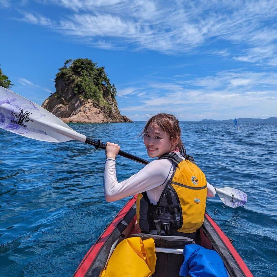 岡本沙紀のインスタグラム：「Buna ziua!🇷🇴  人生で初めて日本海で泳ぎました！ 先日の投稿で宣言したとおり今年はたくさん海に来ています😆 水がとても青かったです😳💙 ⁡ The ocean between Japanese islands and Eurasian continent was as clear as a bell 🌊 It was my very first time to swim there! ⁡ Marea dintre arhipelagul japonez și Eurasia era limpede ca un clopot 🌊 Apa era atât de albastră 😆💙 ⁡ #japantravel #discoverjapan #japantrip #英語の勉強 #英語の勉強垢 #learnjapanese #learnromanian #limbăromană #にほんごべんきょう #バイリンガル #東大生 #japanesegirl」