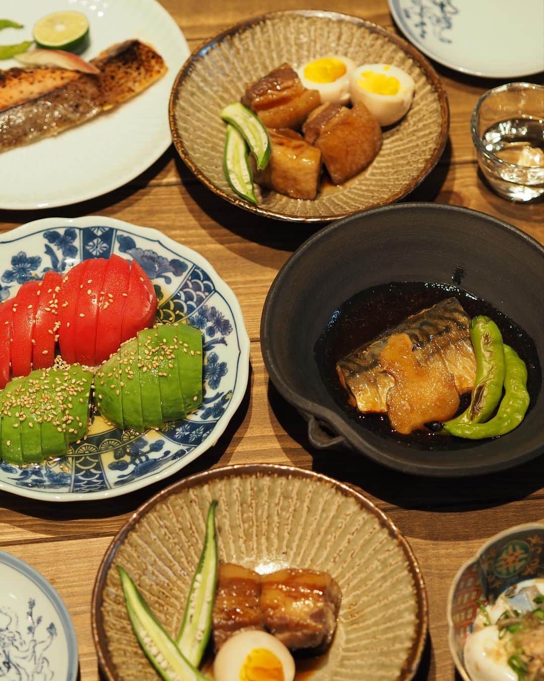 オトヨメのインスタグラム：「まだまだ残暑が厳しいですが 少し秋めいて来たような そして年齢的にもお魚を欲する。 でも魚食べるのは大好きですが、作るのは苦手 そんな私にぴったりな @uosyoebisuさんの 元大使館付きシェフ監修の 【骨取り済み】和風魚惣菜3種6食セット 匂いや骨が気にならず下処理や後片付けが面倒といったことを気にしなくても大丈夫。 冷凍で個包装での届けだから、好きな時に好きな分だけたべれる。 『とろ鯖煮付け』は2021年度モンドセレクション金賞を受賞されたらしいです！ 【骨取り済み】和風魚惣菜3種6食セット この日は角煮と冷ややっこアボカドとトマトのナムルなど　 お酒もひやおろしでこちらも秋めいてきました。 共に美味しく頂きました！至福の晩酌  #sponsored #uosyoebisu #魚匠えびす #冷凍食品 #おうちごはん #お取り寄せグルメ #時短 #魚料理 #簡単調理」