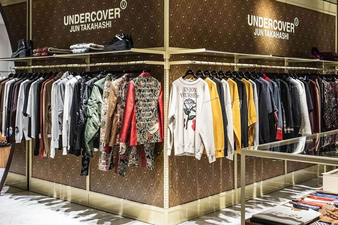 アンダーカバーのインスタグラム：「#UNDERCOVER 2023-24年秋冬ウィメンズコレクションはアンダーカバー各店及び、オンラインストアにて展開がスタートしました。  #UNDERCOVER 2023-24AW women's collection now available at UNDERCOVER shops and store.undercoverism.com.  #アンダーカバー」