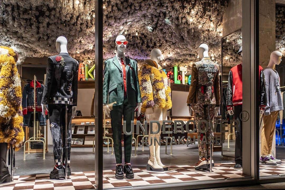 アンダーカバーのインスタグラム：「#UNDERCOVER 2023-24年秋冬ウィメンズコレクションはアンダーカバー各店及び、オンラインストアにて展開がスタートしました。  #UNDERCOVER 2023-24AW women's collection now available at UNDERCOVER shops and store.undercoverism.com.  #アンダーカバー」