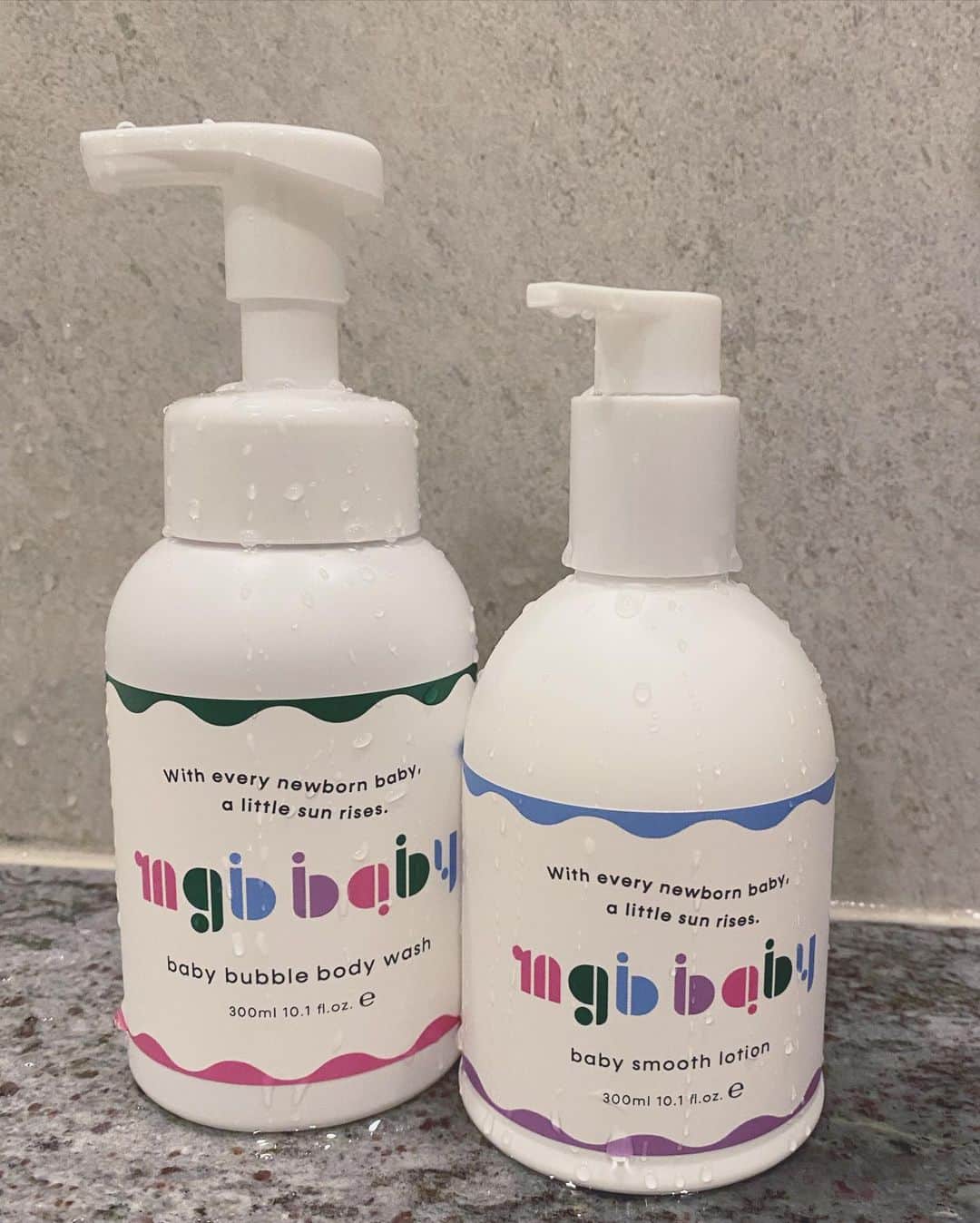 野田萌さんのインスタグラム写真 - (野田萌Instagram)「無添加パラダイスなbaby item🫰🏽🫧  先月 @mgb_baby_ より発売された"baby bubble body wash""baby smooth lotion"をトライさせて頂きました🤍 何よりも両方とも石油系界面活性剤やパラベン、合成香料、着色料etcやら子供のアイテム選ぶ時には絶対注意して見る添加物が素晴らしくゼロなこと👏✨  body washはポンプ式で動き回る子供にそそくさと洗えるのも、もっちもちの細かい泡なのも最高🫧 smooth lotionは軽いテクスチャーなのにしっかり保湿で何よりも香りがタイプ🛁✨ 両方大人も使いたいアイテム🫶🏽 お肌弱いうちのboyはヘビロテアイテムになりました🤍 #mgbbaby  #megoodbeauty  #pr」8月26日 11時38分 - megumi__noda