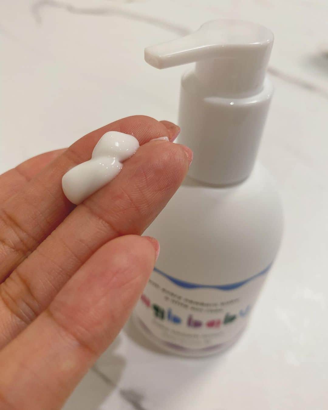 野田萌さんのインスタグラム写真 - (野田萌Instagram)「無添加パラダイスなbaby item🫰🏽🫧  先月 @mgb_baby_ より発売された"baby bubble body wash""baby smooth lotion"をトライさせて頂きました🤍 何よりも両方とも石油系界面活性剤やパラベン、合成香料、着色料etcやら子供のアイテム選ぶ時には絶対注意して見る添加物が素晴らしくゼロなこと👏✨  body washはポンプ式で動き回る子供にそそくさと洗えるのも、もっちもちの細かい泡なのも最高🫧 smooth lotionは軽いテクスチャーなのにしっかり保湿で何よりも香りがタイプ🛁✨ 両方大人も使いたいアイテム🫶🏽 お肌弱いうちのboyはヘビロテアイテムになりました🤍 #mgbbaby  #megoodbeauty  #pr」8月26日 11時38分 - megumi__noda