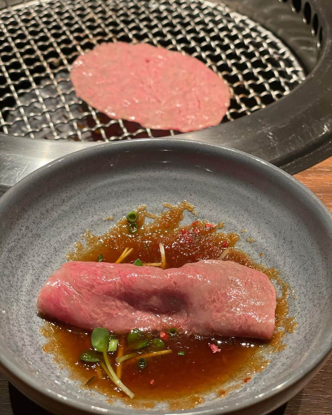 桜井莉菜さんのインスタグラム写真 - (桜井莉菜Instagram)「さきと銀座の【 @ushigoro_yakiniku 】に行ってきたよんッ🥩✨ #正肉コース ってやつにしたんだけど、お肉がとろけるぅ〜🥹❤️ ユッケも美味しいしボリューミーだし超超超大満足なコースでした🥹💜 私は最後のシメは牛すじカレーにしたんだけどシメまで激ウマだった🥲🍛 この後飲み行って、最後の写真さき顔赤い❤️かわゆ🩷  #銀座#銀座焼肉#うしごろ#銀座デート#女子会」8月26日 11時31分 - rina__sakurai