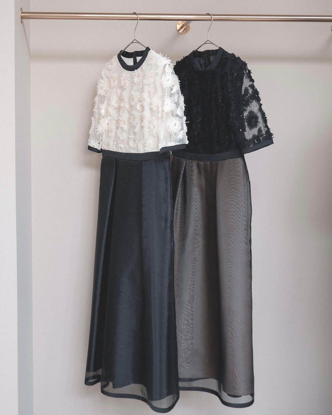 kaene －カエン－のインスタグラム：「- new -  🏷️Embroidery mix dress /  エンブロイダリーミックスドレス_No.100889 ▪︎color : black / off×black ▪︎size : 34 / 36 / 38 ▪︎model : 157cm ( size34 )  3D刺繍レースとエアリー感のあるオーガンジースカートの、配色合わせが印象的な1着。  広がりすぎないフィット＆ フレアーシルエットと、幅広パイピングのアクセントで、上品かつシックで、特別感のあるドレスに仕上げました。  #kaene #occasiondress  #結婚式コーデ  #結婚式お呼ばれ  #オケージョンドレス」