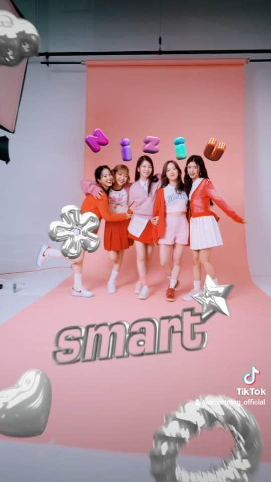 smartのインスタグラム：「NiziUからマコさん・リオさん・アヤカさん・マユカさん・リマさんの5人が表紙に登場❣️ smart10月号が大好評発売中です！ 週末のお供にぜひ全国の書店・コンビニ・ネット書店でゲットしてください💫  movie director @yu.kari7 from @obf_tokyo  #niziu #withu #smart10月号」