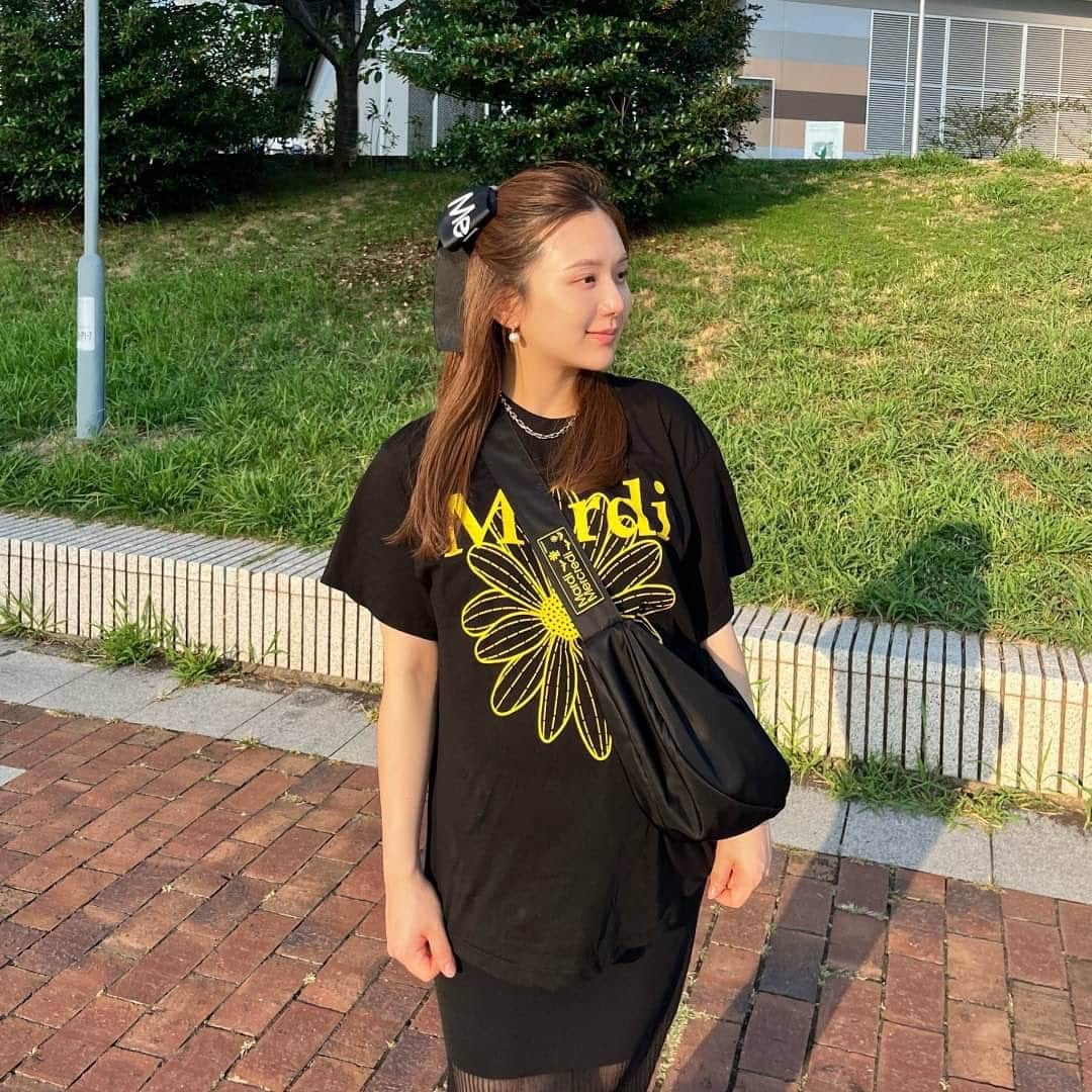 ひよんのインスタグラム：「🌼❤️  だいすきな韓国ブランドのMardi Mercredi💚 韓国のソウルにある蚕室ロッテワールドモールに 新店舗がオープンしたみたい😆！ 韓国で1番大きい店舗なんだって💋  韓国限定のアイテムがあったり、 Tシャツの種類も豊富だし お洋服もゆっくり見れる店舗になってるみたいだから 韓国に行く方は是非行ってみて😍  店舗詳細はこちら💓 ロッテワールドモール　マルディメクルディ 〒05551 ソウル特別市松坡区オリンピック路300 (新川洞29) B1F Mardi Mercredi 10:30 ~ 22:00 (年中無休)  それ以外にもTシャツ専門店があったり、 韓国の店舗は色々あるのだけど 店舗ごとにストアの雰囲気も違くて、 すっごくおしゃれだから写真撮りに行くのも良さそう🥰 私も行きたいな〜❤️  #pr #MardiMercredi #蚕室ロッテワールドモール #マルディ」