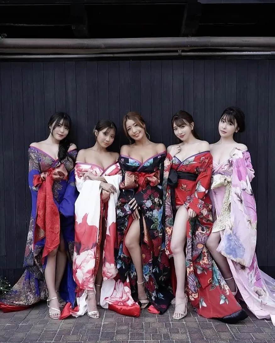 木南美々のインスタグラム：「⁡ ⁡ 本日EX MAXさんが発売です！ 12:00からは書泉ブックタワーさんでイベントです ⁡ 花魁衣装でみなさんにお渡し会があります〃'ᴗ'〃🌸 ⁡ #グラドル #グラビア #インスタグラビア #水着 #グラドル自画撮り部 #gruvure #bikini #bikinigirl #japanesegirl #ootd #followme」