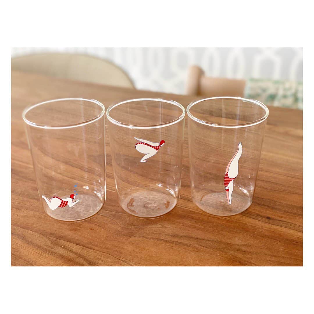 田中雅美さんのインスタグラム写真 - (田中雅美Instagram)「水泳もの、つい買っちゃう♡ 3個セットだったのだけど、 特に3枚目のが平泳ぎに見えて。 そして、飛び込みも。  ・ ・ #水泳のイラスト #つい買っちゃう #グラス #平泳ぎ #飛び込み」8月26日 11時46分 - tanakamasami_official