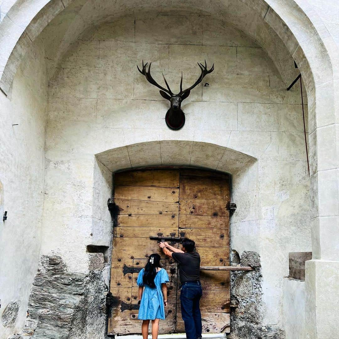 八木早希さんのインスタグラム写真 - (八木早希Instagram)「旅の目的は、友人の結婚式🇦🇹 18歳からの真友です＾＾  町役場で婚姻契約の証人となり、 その日は新郎ご両親の家で温かいディナー🥂  そして、 いよいよ結婚式会場となる古城へ🏰  #オーストリア#結婚式#古城#チロル#austria#innsbruck#tirol#marriage#wedding」8月26日 11時46分 - sakiyagi