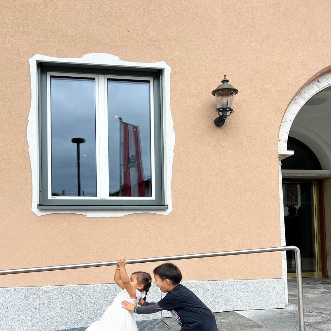 八木早希さんのインスタグラム写真 - (八木早希Instagram)「旅の目的は、友人の結婚式🇦🇹 18歳からの真友です＾＾  町役場で婚姻契約の証人となり、 その日は新郎ご両親の家で温かいディナー🥂  そして、 いよいよ結婚式会場となる古城へ🏰  #オーストリア#結婚式#古城#チロル#austria#innsbruck#tirol#marriage#wedding」8月26日 11時46分 - sakiyagi