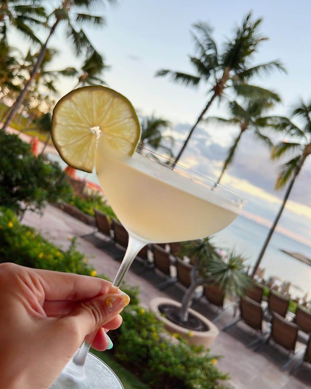 SHIORIさんのインスタグラム写真 - (SHIORIInstagram)「景色がちょー綺麗だから アプリで撮ってない珍しく🥹🌃🌃🌃 飲んでるしいつもより顔きつい？😂  ハワイのサンセットが だいすき🥹🌺❤️❤️❤️ 最高だったなあああああああ🥲  #hawaii」8月26日 11時56分 - si_chaaaan