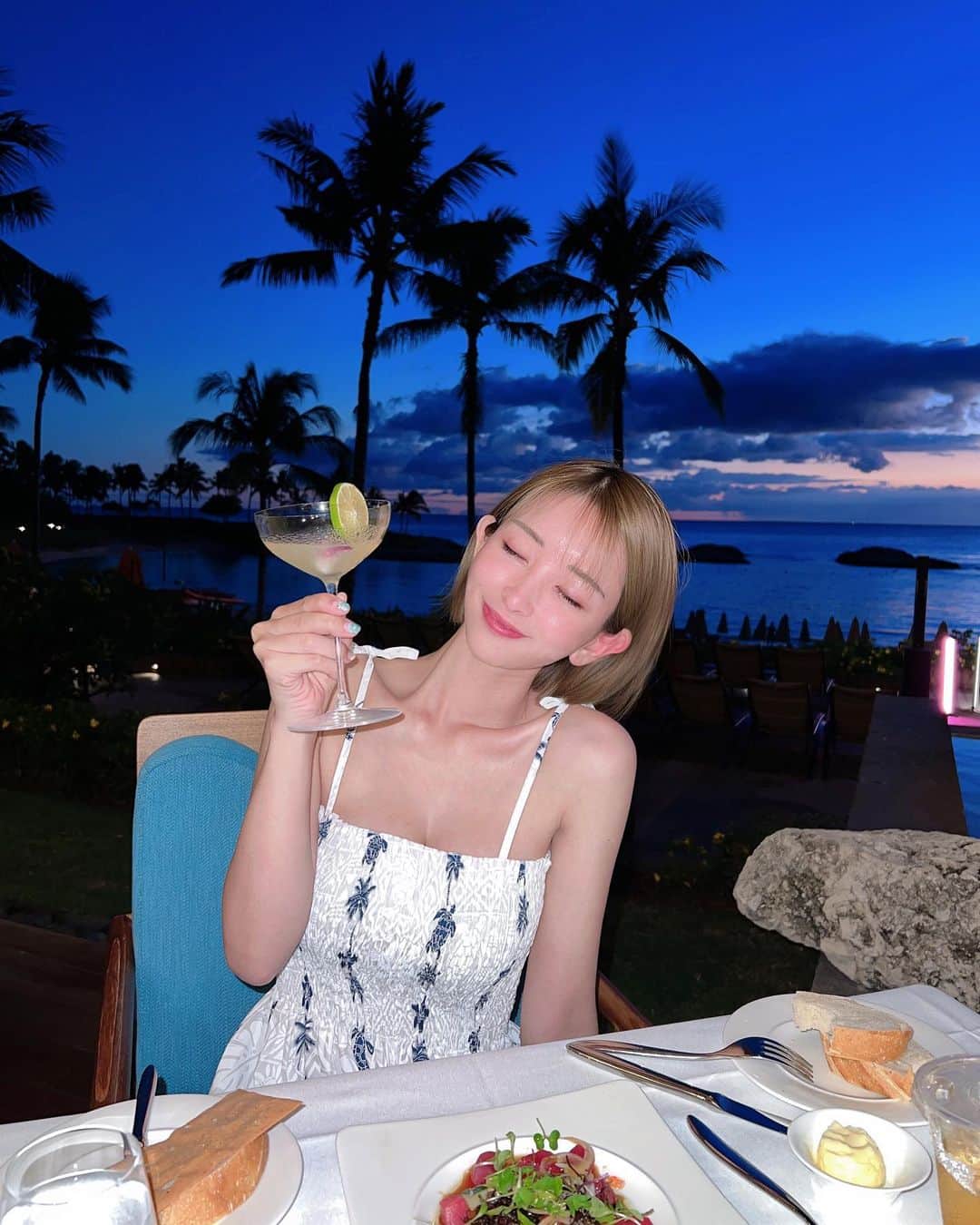 SHIORIさんのインスタグラム写真 - (SHIORIInstagram)「景色がちょー綺麗だから アプリで撮ってない珍しく🥹🌃🌃🌃 飲んでるしいつもより顔きつい？😂  ハワイのサンセットが だいすき🥹🌺❤️❤️❤️ 最高だったなあああああああ🥲  #hawaii」8月26日 11時56分 - si_chaaaan
