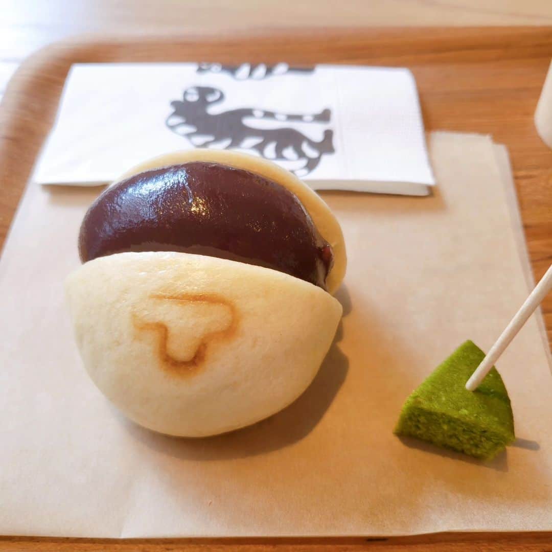 桜羽萌子のインスタグラム：「トラや　あん　スタンド　のあんバン。 あんこつやっつや✨ 米粉が入ったあったかくてむちっとした蒸生地がおいしー! 冬に食べたらほっとしそうなやさしいお味😋 どんなに食べ方がんばろうとしても上唇にあんこがつくのだけ注意せな。」