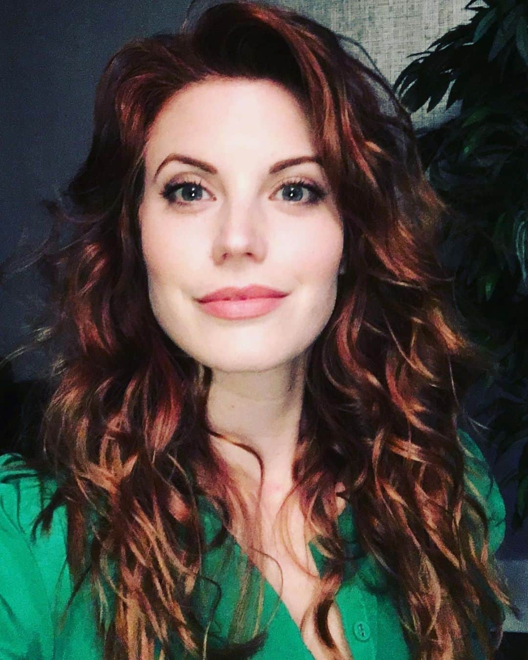 ミーガン・オリーのインスタグラム：「THROW BACK ALERT. I am not ginger but seriously missing this color!!….#red」