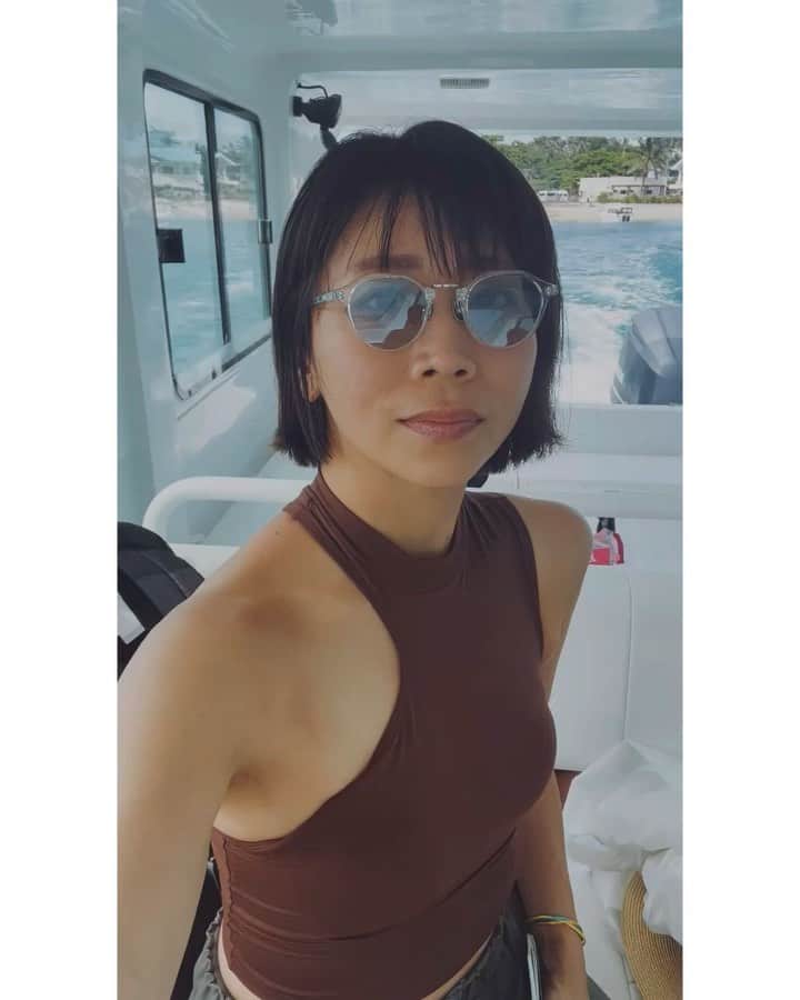 のインスタグラム：「🏝️ ＿＿＿＿＿＿＿＿＿＿ ・ ボラカイ島に来てます🇵🇭。 トランジットも合わせると8時間(飛行機→飛行機→車→船→車)の移動になるから、締め付けなしでラクチンかつ、 アシンメトリーなデザインで洒落感も叶うCOLUMN×DANSKIN(コラボ第二弾)のトップスがとても良き塩梅です。  旅先での 水際のアクティビティ(4枚目)や ジム(3枚目)でも活躍しすぎております(´◡͐`)✨🌊  ※4枚目のセイリングボートでhideyaと溺れた話はまた後ほど書きます。爆 ・ ・ ・  @colomn_official_jp @danskin_japan #columndankin #columnwomen #danskin」