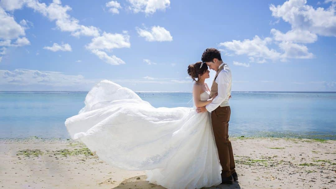 Watabe Weddingのインスタグラム：「ふわっと幸せの風が通った瞬間。。。  Chapel : Blue Aster Photo : Chase / ideasphotography Hair & Make up : Aika  #guam #wedding #weddingphotography #resortwedding #instapic #instagram #watabewedding #guamwedding #nofilter #picoftheday #love #2023 #2023bride #blueaster #2023夏婚 #2023秋婚  #ワタベウェディング #グアムウェディング #リゾートウェディング #海外挙式 #ウェディングアイテム #ウエディング #ウエディングドレス #プレ花嫁準備 #ウェディングヘア #おしゃれ花嫁 #ブルーアステール」