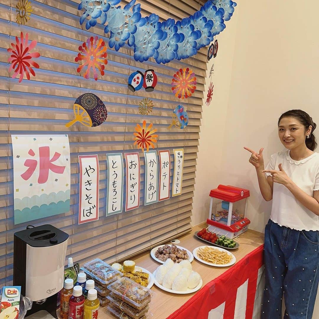 石川梨華のインスタグラム：「我が家の夏祭り💓  手作り感満載です😆 昔から変わらない私の字で手書きメニューw とうもろこしはバター醤油と2種類 おにぎりも塩むすびと鮭明太の2種類 大人に好評なタコサラダも🐙  子供達はヨーヨーやスーパーボウルすくい、お菓子キャッチャーも楽しんでくれました！  この日は上下辻ちゃんのお洋服！ @angecharme_shop のんがプレゼントしてくれた😍 @tsujinozomi_official  サンキュー❣️  飾り付けはそのままだから... まだまだ毎日夏祭り気分🤣  #石川梨華 #モーニング娘og #リアル梨華 #二児の母 #年子やんちゃボーイズ #我が家の夏祭り #楽しんでくれて #母ちゃん頑張って良かった #ハッピー」