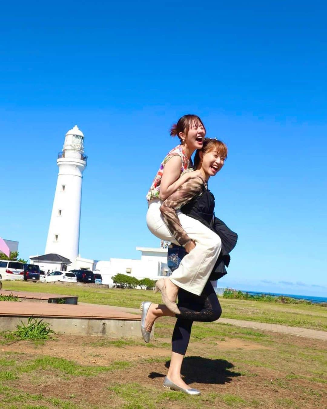 真衣ひなののインスタグラム：「あおはるーー夏ーーーっっ！ 犬吠埼に連れて行って頂きました🚗 お昼は超新鮮でぷりぷりなお寿司屋さん！ 美味しすぎると険しい顔になるの私だけ🙎🏻‍♀️？ はぁ〜〜おいしいってしあわせだぁ😩！！！  犬吠テラステラス(2回言うので正解らしい)で 大はしゃぎでおんぶっこしちゃいました！ 良い汗かいたわ〜と、かき氷屋さんへ。 わたし、、、 こんなに豪華なかき氷初めて食べました😭✨‼︎  夜はたこ焼き屋さんと韓国料理屋さんはしご！ 帰る直前までこれでもか！！！っていうぐらい 楽しませることを考えてくださって もうほんまにやさしい人たちぃ‥😭💕 ありがとうございました🙏🏻‼︎‼︎‼︎ 人に恵まれてるなぁ私。。 日頃の行いが良いからかなぁ。。←おい  大満喫したので、 もういつ秋来ても良いです。 . . #夏満喫 #サマーバケーション #ってやつぅ」