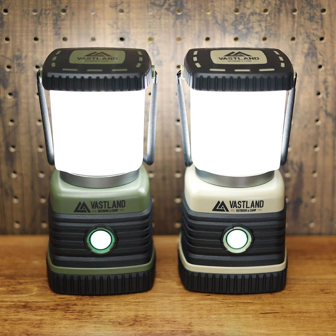 VASTLANDのインスタグラム：「. ／ 【充電式LEDランタン 1000ルーメン】 を本日発売✨ ＼  発売を記念して、20%OFFになる「発売キャンぺーン」を開催中🎉  ✔キャンペーン期間 9月1日（金）まで  ✔販売サイト Amazon店&楽天市場店 ※他ストアはキャンペーン終了後に販売開始  ■発売キャンペーン価格：2,624円（税込） ※9月2日以降は3,280円（税込）  ■商品詳細 ・サイズ：約）幅9cm×奥行9cm×高さ18.5cm ・重量：約）515g ・明るさ：約）1,000ルーメン（最大） ・カラー：オリーブ、タン  お得なこの期間をお見逃しなく👀  販売ページは、プロフィール（ @vastland.jp ）のリンクから🛒  約1,000ルーメンの明るさで、広範囲を照らすメインランタンとして使える💡「置く・吊るす・掛ける」など様々な方法で設置可能です✨  ご不明点があればお気軽にご質問ください😌  #VASTLAND #ヴァストランド #充電式LEDランタン #LEDランタン #ランプ #キャンプ #キャンプギア」