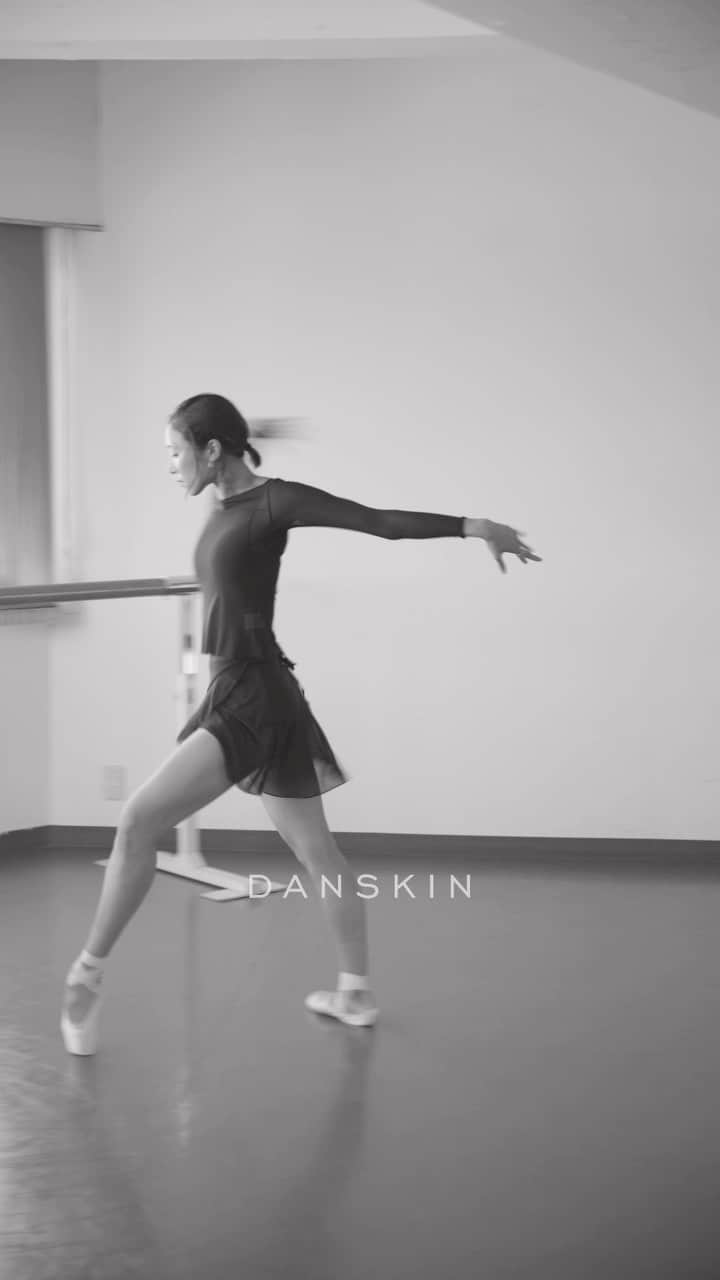 DANSKIN Japanのインスタグラム：「【踊るように生きる -Marina Kanno- 】  1882年の誕生以来、バレエダンサーたちの激しい動きをサポートしてきたDANSKIN。  その矜持は、今もブランドの妥協なきものづくりを支えています。  そんなDANSKINのアンバサダーを務める菅野茉里奈さん @marinakann0 は、16歳で単身ロシアへ渡り、アカデミー卒業後はオーストリア、そして現在はドイツを拠点に活躍するバレエダンサー。  写真家・井上ユミコさん @yumikoinoueballet が捉えた表現者としての姿と、シンプルな5つの質問を通じて、自分の“今”を楽しみ、成長を続ける菅野さんの等身大の魅力を解剖します。  ➤DANSKINブランドサイト FEATUREコンテンツよりご覧ください。  🏷STRETCH TULLE L/S TOP NO.DA523100　￥8,800 🏷STRETCH TULLE WRAP SKIRT NO.DA623150　￥7,700  #danskin #danskinjapan #ダンスキン #踊るように生きる」