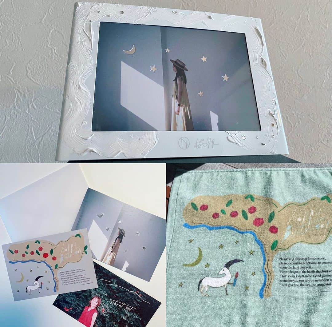のインスタグラム：「【Neat's Shopに新作入荷✨】  新作グッズ3アイテムが Neat's Shop(EC)にて販売スタートしました✨  お家で楽しんで頂けるよう心を込めて作りましたので、ぜひ見にきてください☺️🙌  ////  🖼傑作フォトフレーム"忘れない星屑の記憶"¥2,500 (一つ一つ、私が油絵具ペイント＆ビーズ装飾をしたハンドメイド一点ものになります。)  💌ポストカードセット"夏、深呼吸の記憶"¥1,200 (フィルム写真、箔押し、描き下ろしイラストetc...バリエーション豊かな3枚のポストカードセットです。)  🎂ハンドタオル"Birthday Tree" ¥1,500 (ポストカード用に描いた絵が気に入りすぎて、思わずタオル化してしまいました。。🤍絶妙なユニコーンに、「だからぼくは」の歌詞を英訳して添えた、海外絵本をイメージしたハンドタオルです。)  ▶️store.bitfan.id/neats (プロフィールにリンクがあります)  ご注文お待ちしております✨🎁  #新津由衣 #音楽屋さん兼 #雑貨屋さん #日常に彩りを」