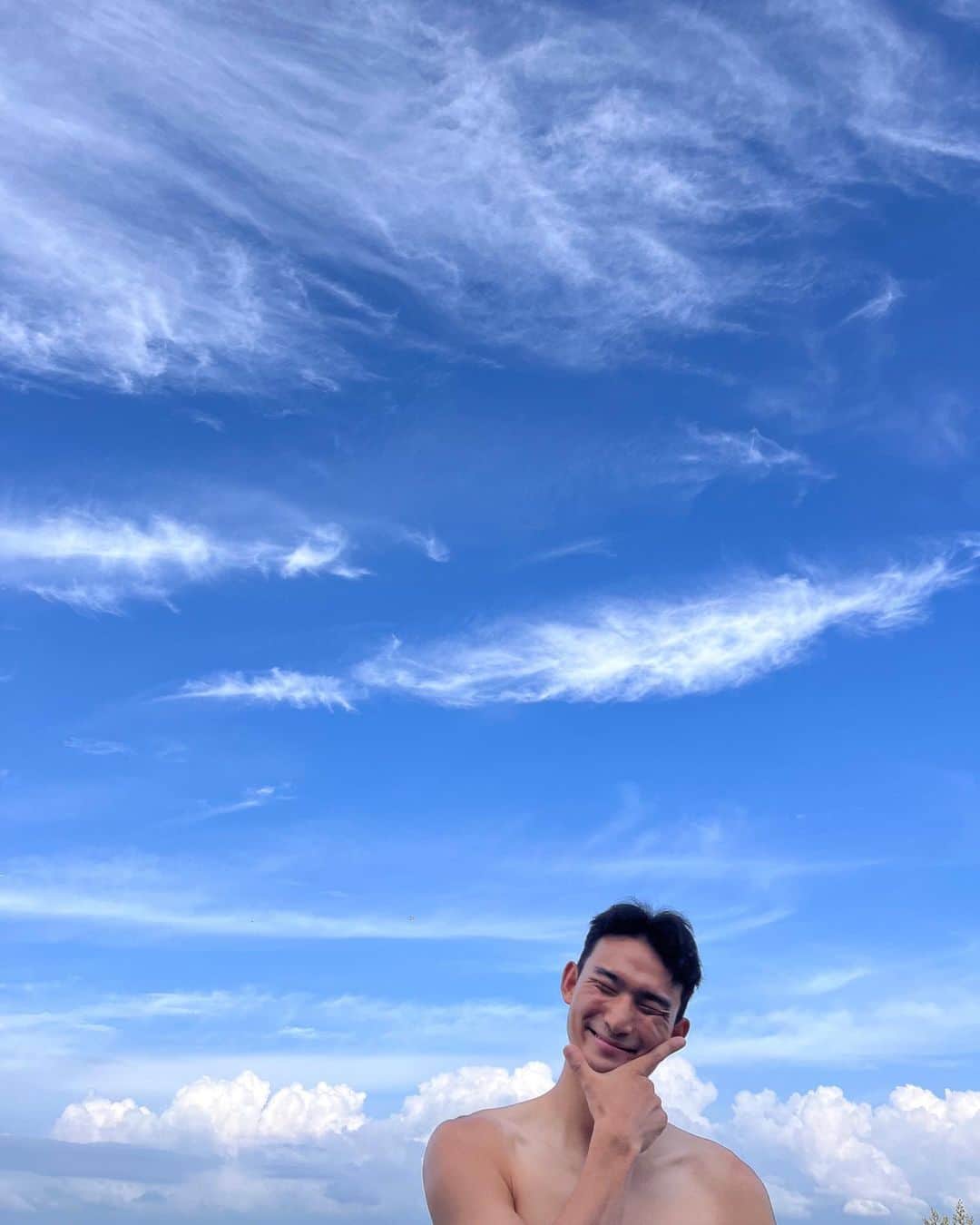 ソヨン さんのインスタグラム写真 - (ソヨン Instagram)「。 하늘 같은 유민이와 하늘 같은 thㅗㅇ강. 자기 하늘 같은 남편이라고… 걍 , 하늘 아래 나의 두 천사들 👼🏻 까만 천사 얼굴 보이는 사람?」8月26日 12時06分 - melodysoyani