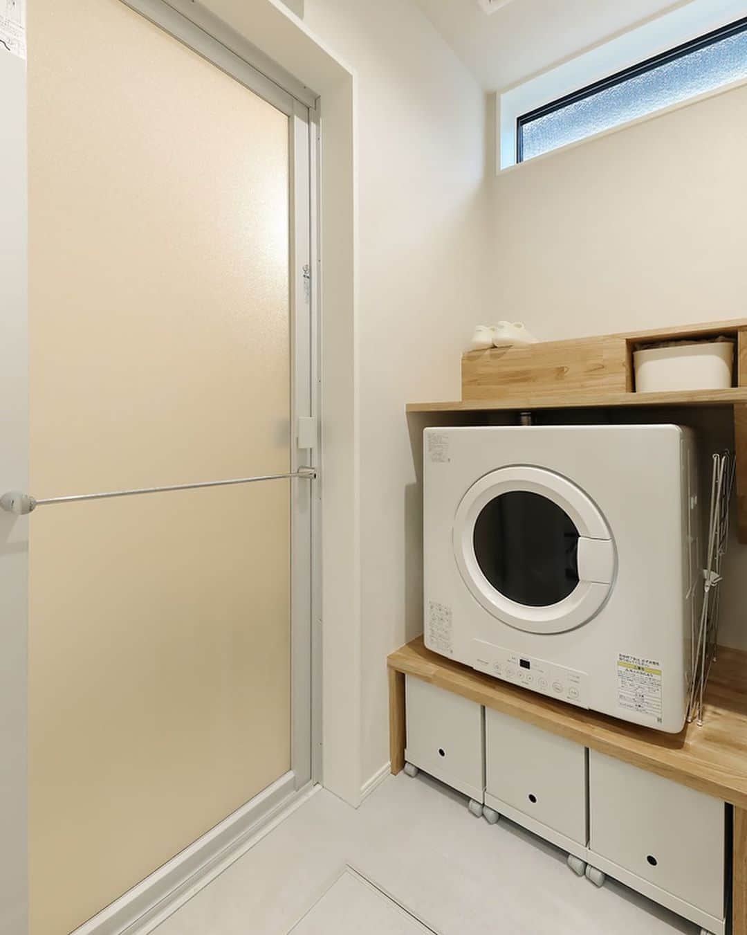 デザオ建設さんのインスタグラム写真 - (デザオ建設Instagram)「乾太くん 注文住宅だと乾太くんを置く前提で 設計できますっ✏️ 洗濯機の隣にぴったり収納し、 上にも下にも収納がありとっても便利です✨ ⁡ お風呂の前にあるのでとっても効率よく 洗濯物ができますね🧺 ⁡ ※モデルハウス展示場予約は、 　@dezao_kensetsuのURLに 　とんでいただき、「イベント予約」から 　お待ちしております🏠 ⁡ #注文住宅 #マイホーム #インテリア #新築  #リフォーム #リノベーション #家 #住宅 #interior #デザオ建設 #工務店 #一軒家 #日々 #マイホーム記録 #暮らし #リビング #おうち #脱衣所 #乾太くん #乾太くん造作棚 #乾太くんのある生活 #脱衣所収納 #ランドリースペース」8月26日 12時10分 - dezao_kensetsu